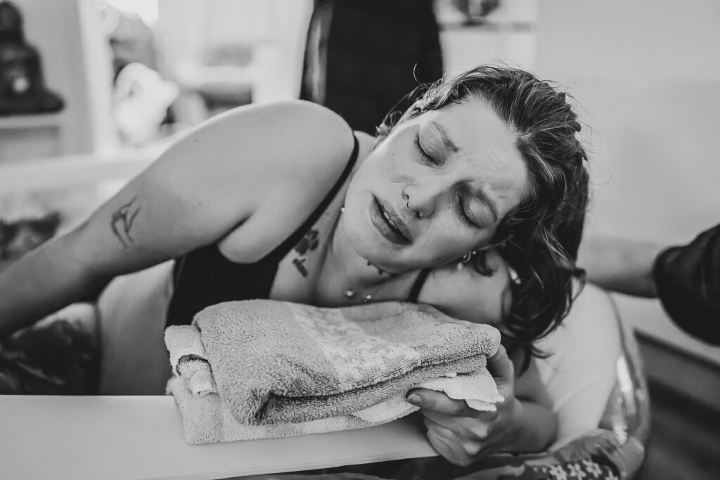 Hausgeburt Saarbrücken – Mama im Geburtspool während der Wehen zuhause