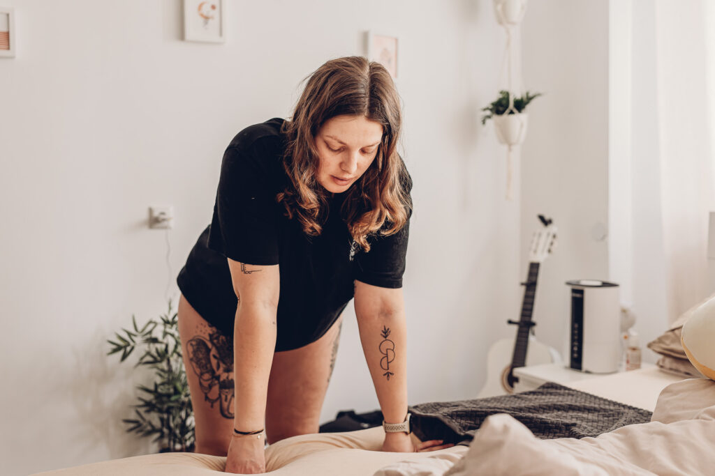 Hausgeburt Saarland – Partner unterstützt Mama während der Wehen