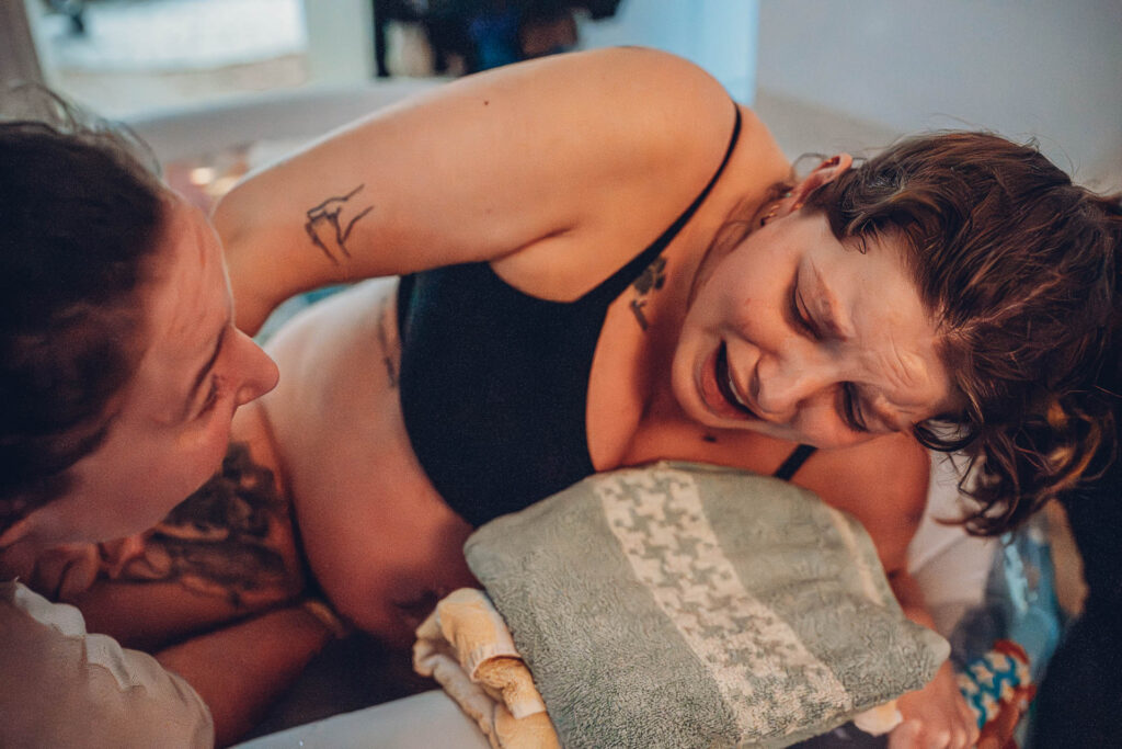 Hausgeburt Saarbrücken – Mama im Geburtspool während der Wehen zuhause