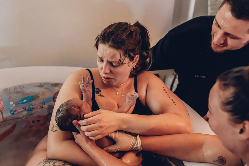 Wassergeburt Saarbrücken – Baby wird im Geburtspool geboren