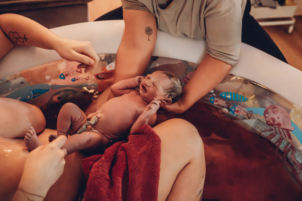 Wassergeburt Saarbrücken – Baby wird im Geburtspool geboren