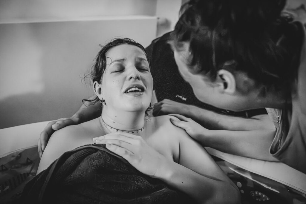 Wassergeburt Saarbrücken – Baby wird im Geburtspool geboren