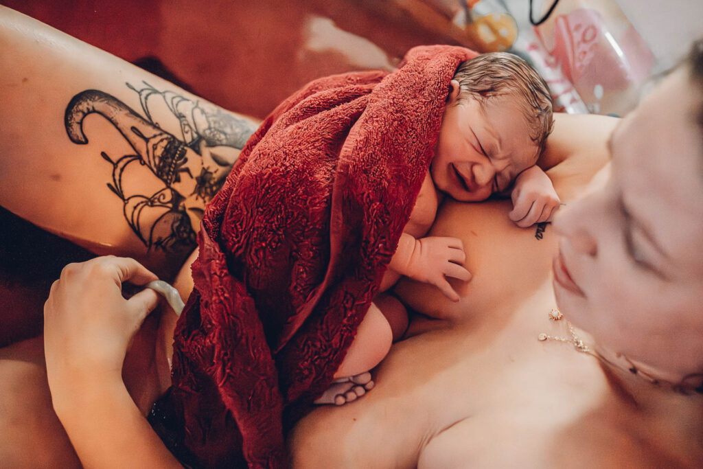 Erste Momente nach der Hausgeburt – Baby auf der Brust der Mama