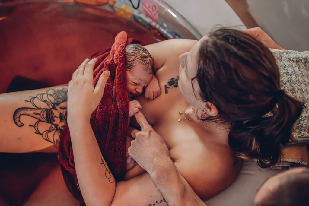 Erste Momente nach der Hausgeburt – Baby auf der Brust der Mama