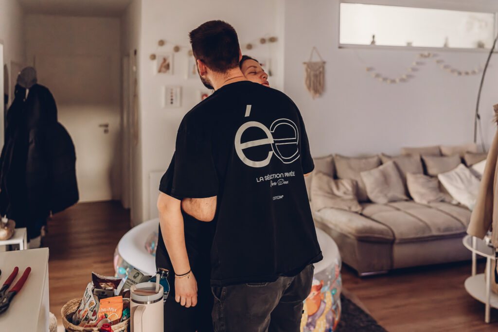 Hausgeburt Saarland – Partner unterstützt Mama während der Wehen