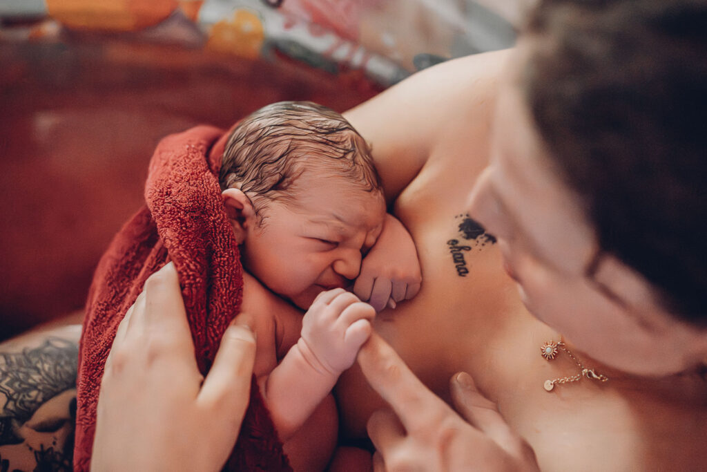 Erste Momente nach der Hausgeburt – Baby auf der Brust der Mama