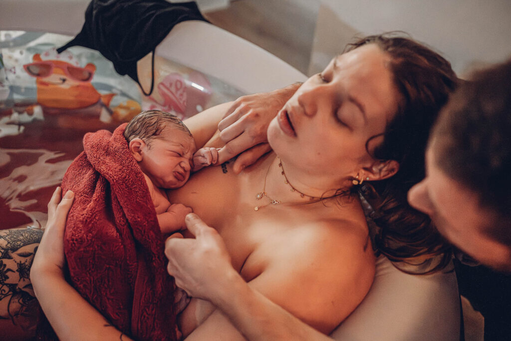 Erste Momente nach der Hausgeburt – Baby auf der Brust der Mama