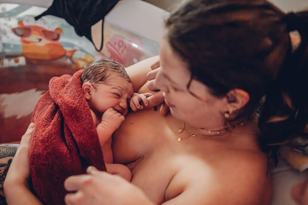 Erste Momente nach der Hausgeburt – Baby auf der Brust der Mama