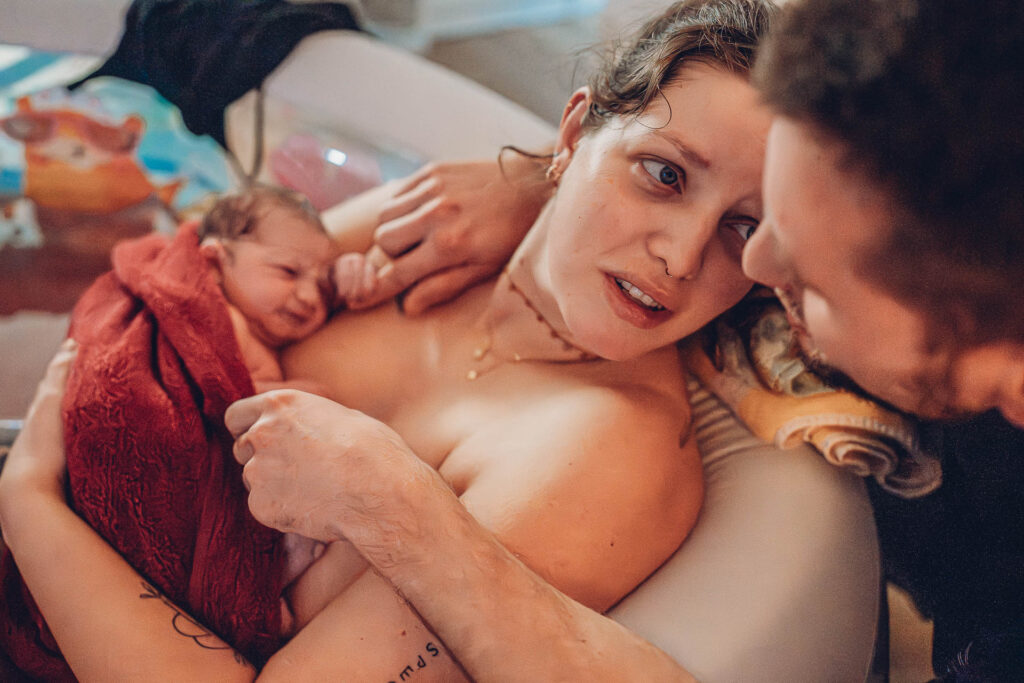 Erste Momente nach der Hausgeburt – Baby auf der Brust der Mama