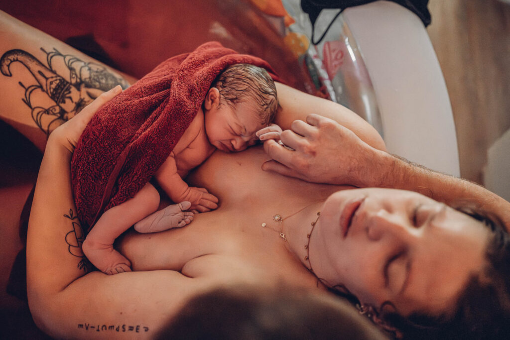 Erste Momente nach der Hausgeburt – Baby auf der Brust der Mama