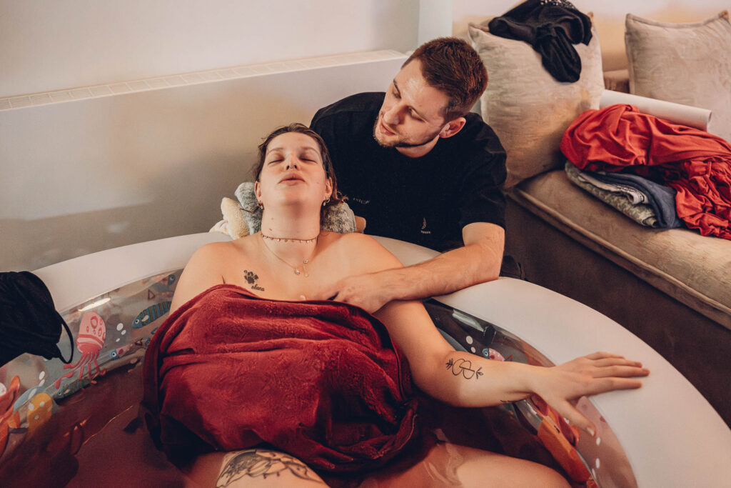 Erste Momente nach der Hausgeburt – Baby auf der Brust der Mama