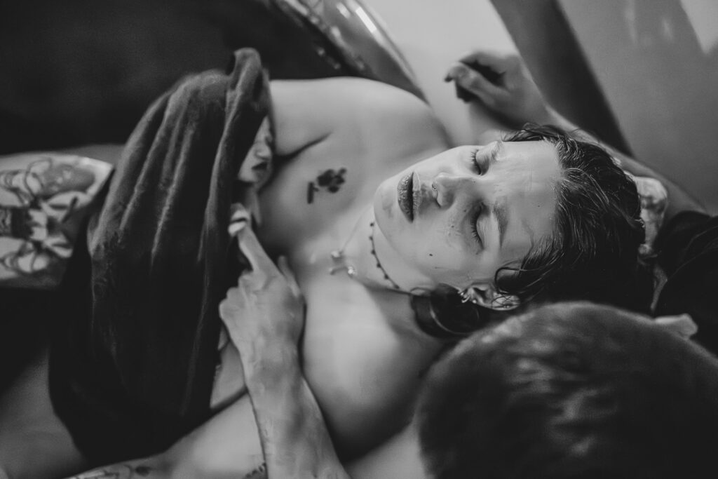 Erste Momente nach der Hausgeburt – Baby auf der Brust der Mama