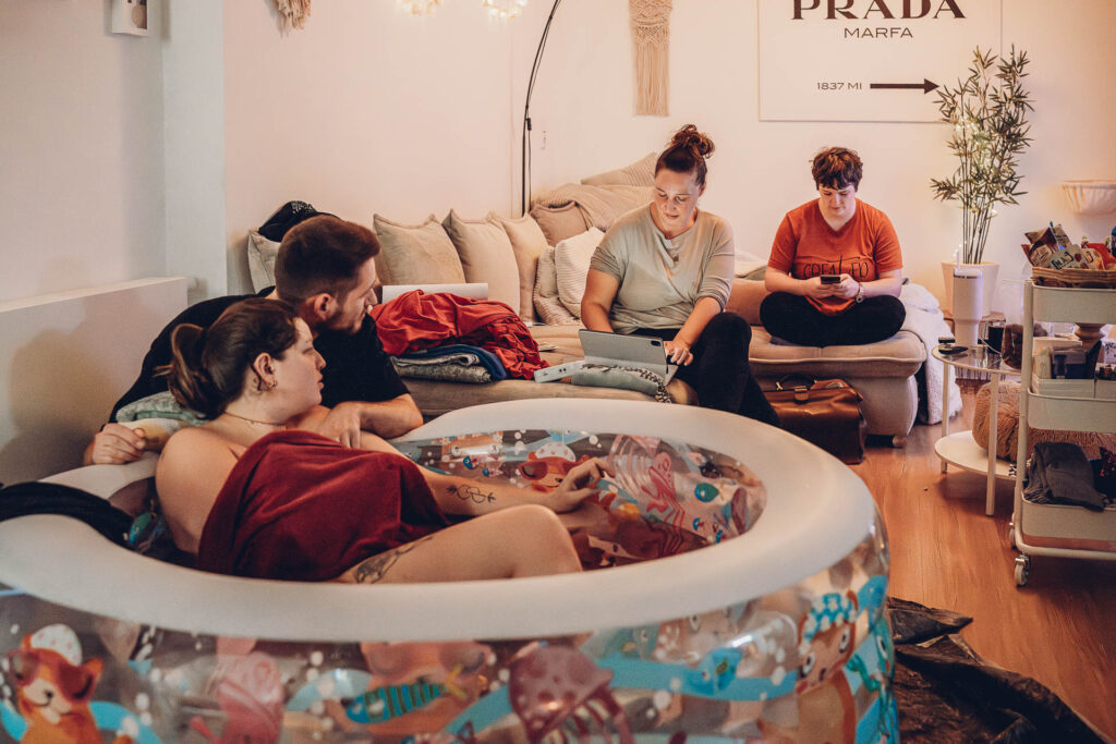 Erste Momente nach der Hausgeburt – Baby auf der Brust der Mama