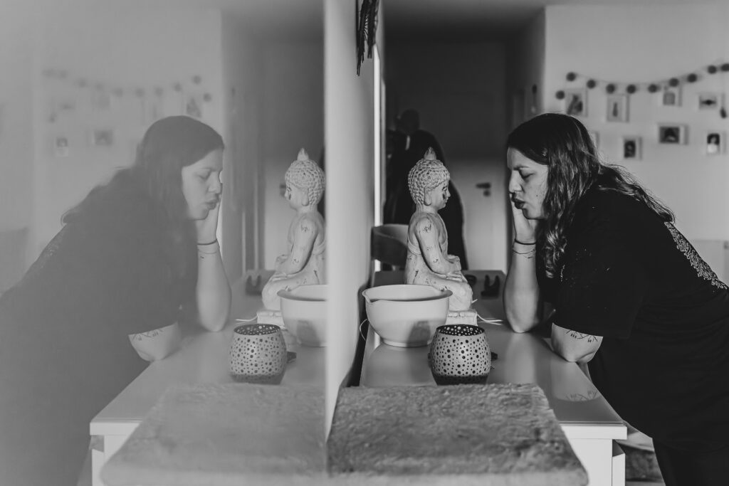 Hausgeburt Saarland – Partner unterstützt Mama während der Wehen