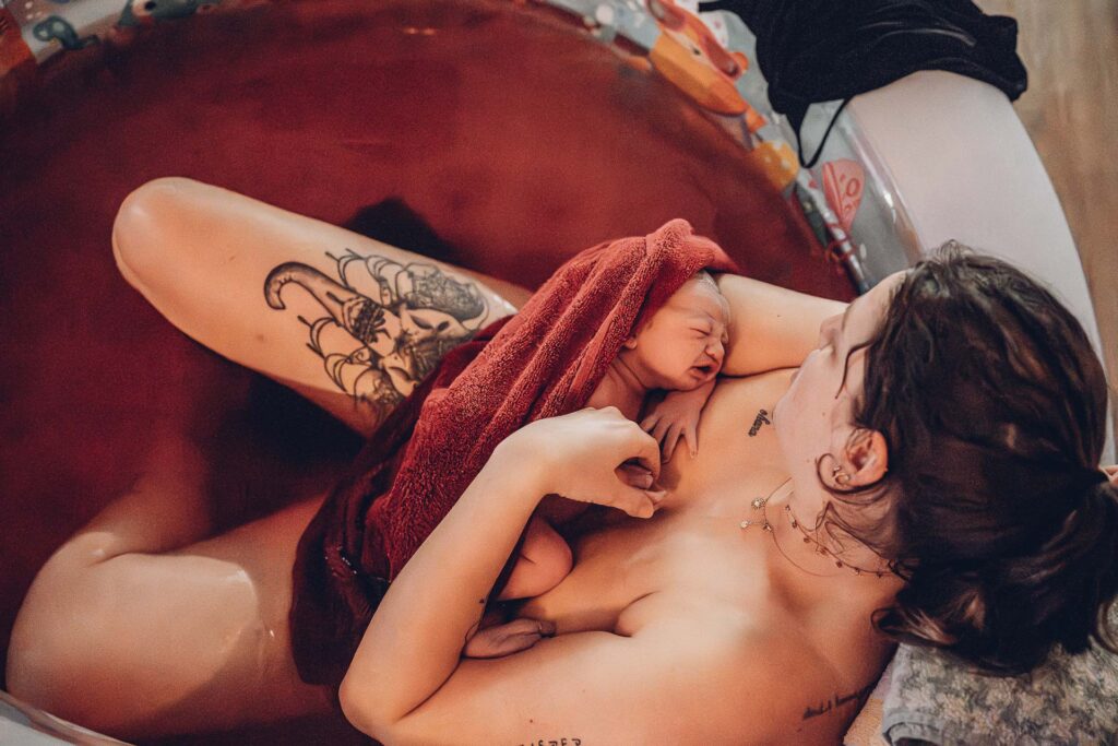 Erste Momente nach der Hausgeburt – Baby auf der Brust der Mama