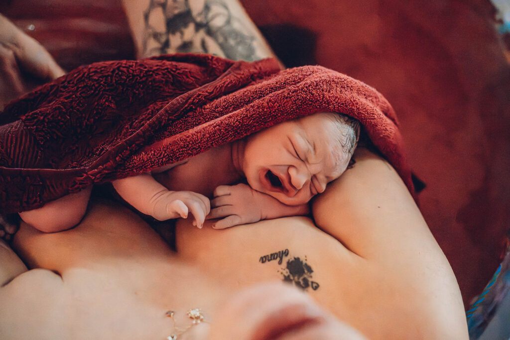 Erste Momente nach der Hausgeburt – Baby auf der Brust der Mama