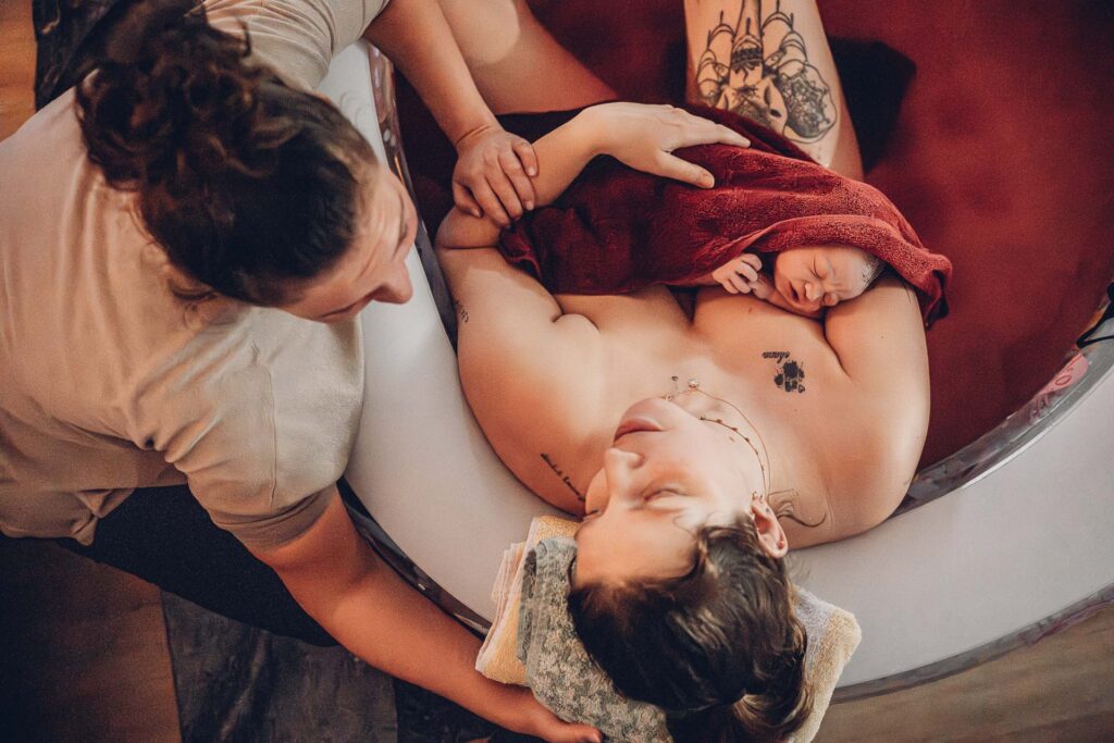 Erste Momente nach der Hausgeburt – Baby auf der Brust der Mama