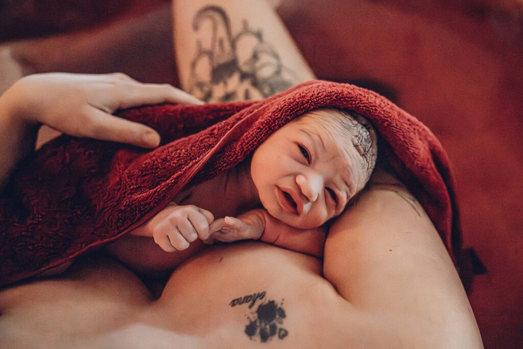 Erste Momente nach der Hausgeburt – Baby auf der Brust der Mama