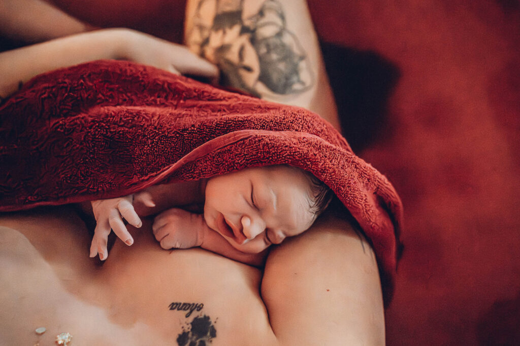 Erste Momente nach der Hausgeburt – Baby auf der Brust der Mama