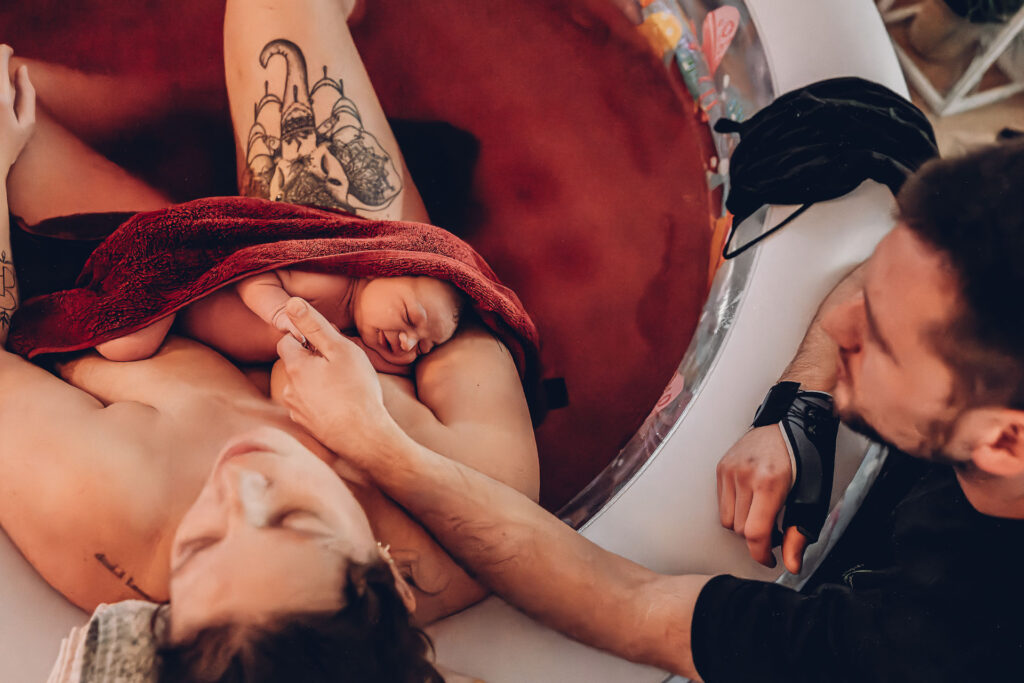 Erste Momente nach der Hausgeburt – Baby auf der Brust der Mama