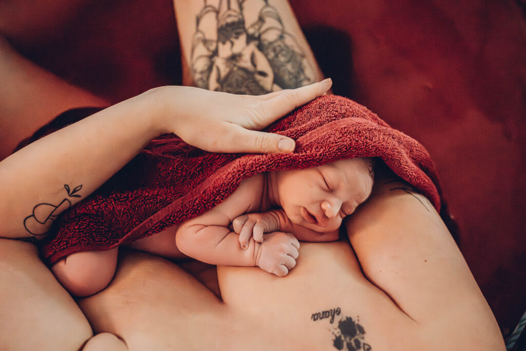 Erste Momente nach der Hausgeburt – Baby auf der Brust der Mama