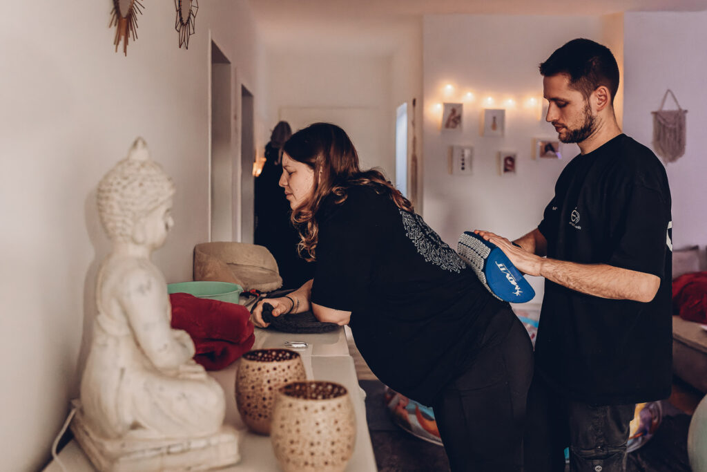 Hausgeburt Saarland – Partner unterstützt Mama während der Wehen