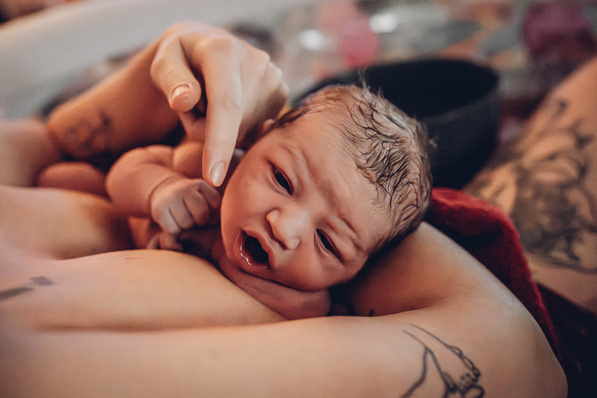 Erste Momente nach der Hausgeburt – Baby auf der Brust der Mama