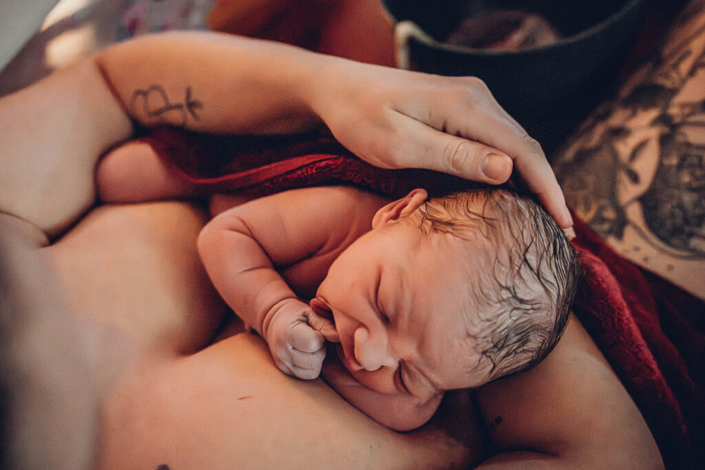 Erste Momente nach der Hausgeburt – Baby auf der Brust der Mama