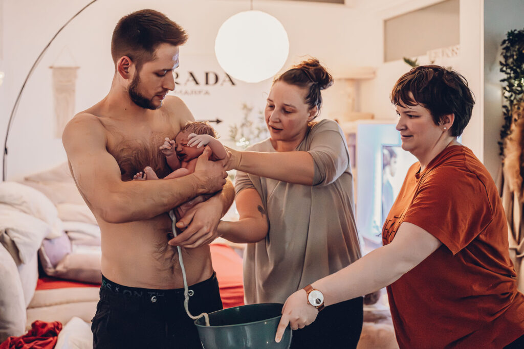 Familie begrüßt ihr Baby nach der Wassergeburt zuhause