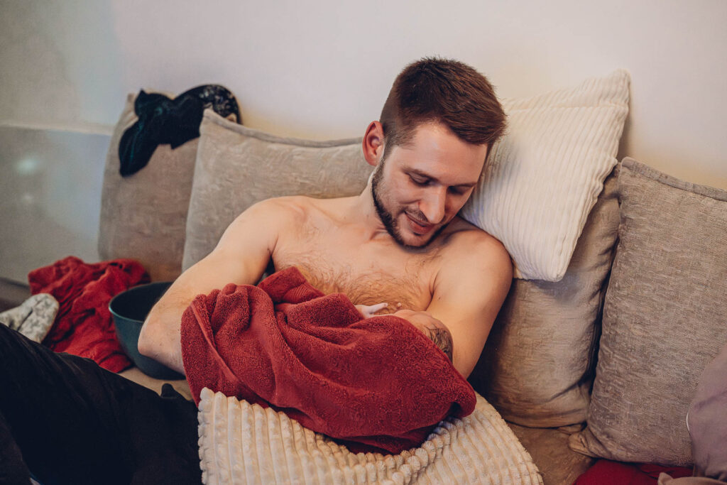 Familie begrüßt ihr Baby nach der Wassergeburt zuhause