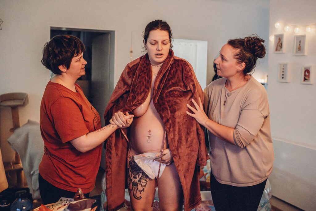 Familie begrüßt ihr Baby nach der Wassergeburt zuhause