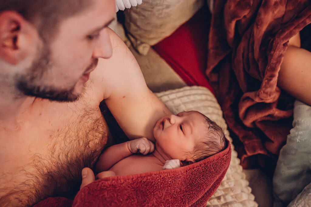 Familie begrüßt ihr Baby nach der Wassergeburt zuhause