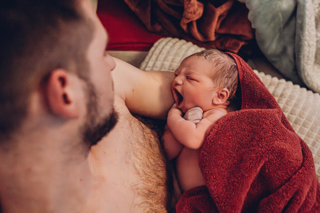 Familie begrüßt ihr Baby nach der Wassergeburt zuhause