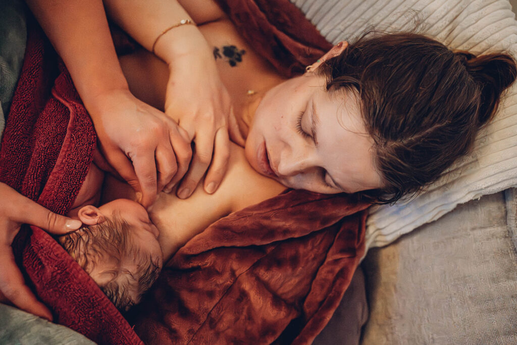 Familie begrüßt ihr Baby nach der Wassergeburt zuhause